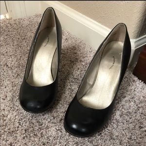 Black pump high heels